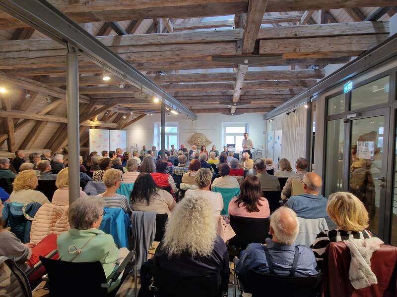 Über 80 Interessierte kamen am Mittwoch, 20. Mai 2026 zum Kennenlernabend der Nachbarschaftshilfe in die Hüfinger Rathausgalerie. 