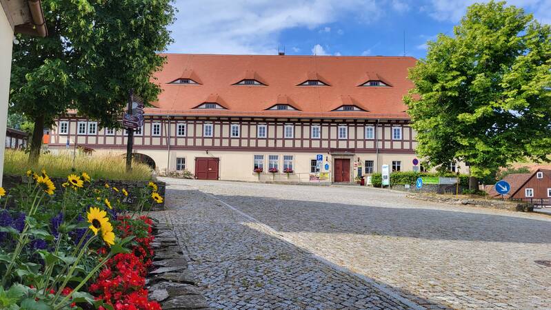 Das Naturparkhaus Zittauer Gebirge mit der Tourist-Information und der Kaffee-Rösterei. Im Naturparkhaus befindet sich auch die Erlebnis-ausstellung.