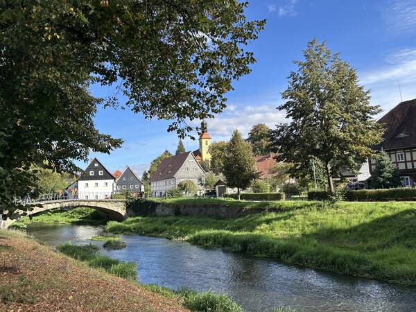 Ortsansicht Großschönau an der Mandau mit der Kirche und den Umgebinde-häusern