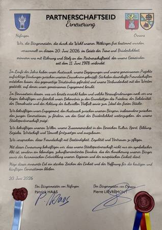 Das Bild zeigt eine Urkunde zur Erneuerung eines Partnerschaftseides zwischen den STädten Hifingen und Ornans, datiert auf den 20. Juni 2026, mit Unterschriften und Wachssiegeln.
