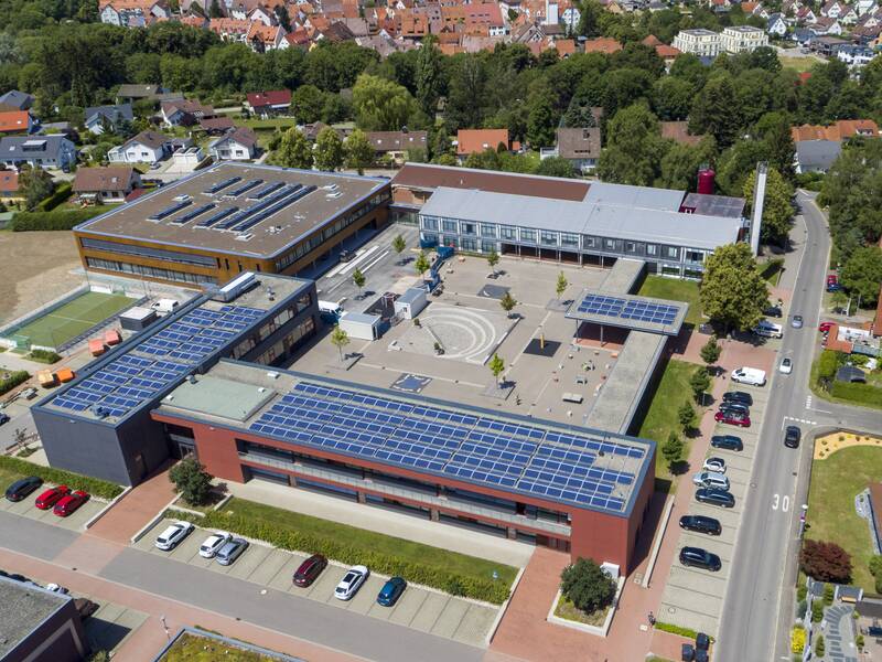 Luftbildaufnahme der Lucian-Reich-Schule mit der Photovoltaikanlage auf dem Schuldach.