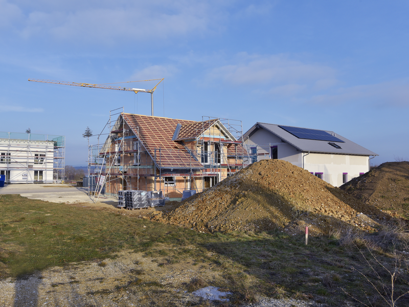 Baugebiet mit mehreren Häusern, wovon noch nicht alle fertig gestellt sind.