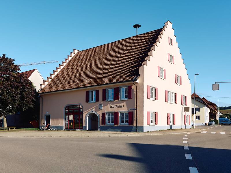Auf diesem Bild ist das Rathaus Behla zu sehen.