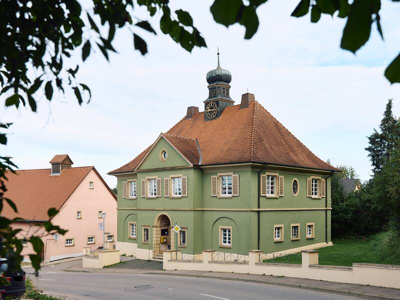 Auf diesem Bild ist das Rathaus Hausen vor Wald zu sehen.