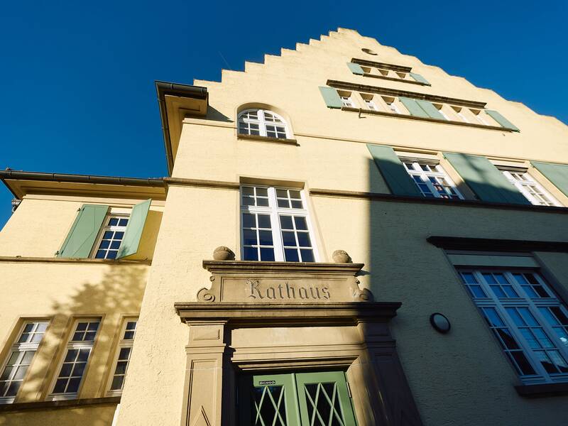Auf diesem Bild ist das Rathaus Mundelfingen zu sehen.