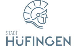 Das Bild zeigt das Logo der Stadt Hüfingen, bestehend aus dem Schriftzug "Stadt Hüfingen" und einer stilisierten Darstellung eines Römerkopfes oberhalb der Schrift.