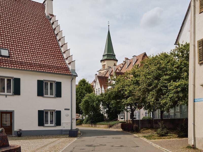 Die Altstadt Hüfingens mit traditionellen Häusern und einer Kirchturmspitze im Hintergrund.