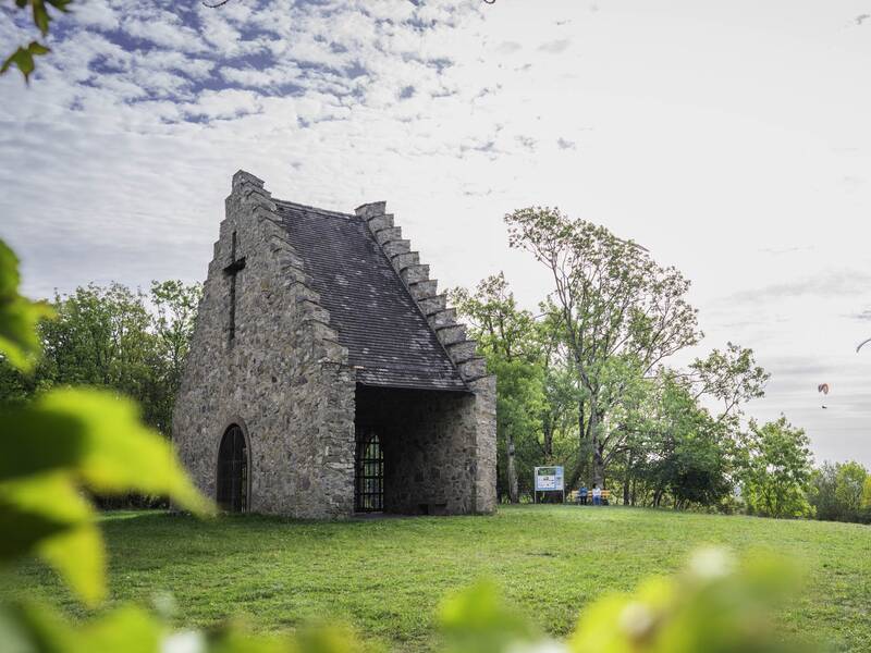 Kapelle auf dem Fürstenberg, im Himmel Gleitschirmflieger