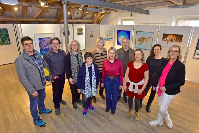 Kunstkreis Hüfingen, Gruppenbild im Hintergrund ist die Ausstellung zu sehen 