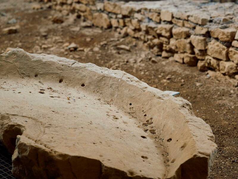 Aufnahme des zerstörten Kaltwasserbecken inmitten der Römischen Badruine.