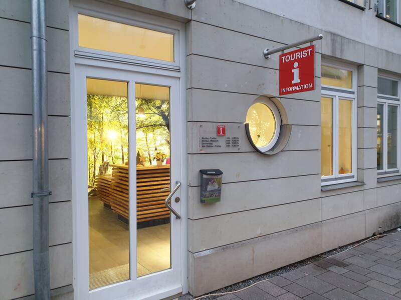Tourist-Info von außen, Schild der Tourist-Info, Eingangstür