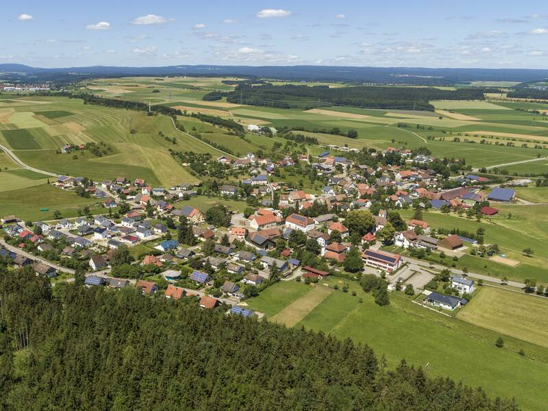 Luftbild des Ortsteiles Hausen vor Wald