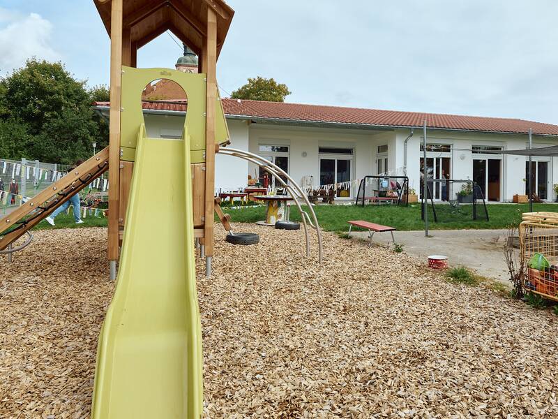 Außenbereich des Kindergartens mit Rutsche.