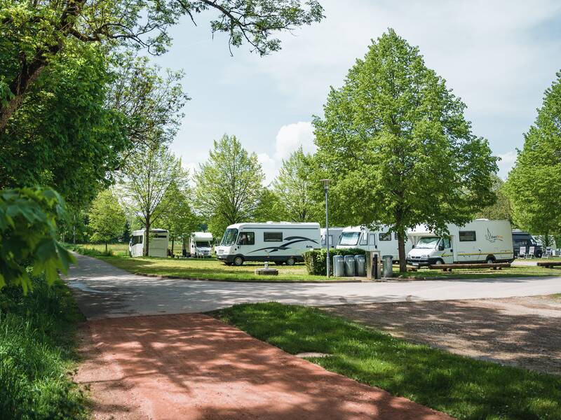 Wohnmobilstellplatz mti einigen Wohnmobilen