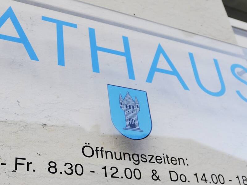 Das Rathaus Eingangsschild
