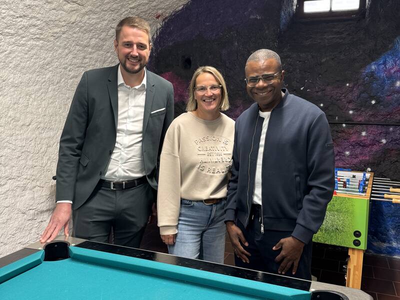 Bürgermeister Patrick Haas, Susanne Bucher und Jackson Agbonkhese (von links nach rechts) freuen sich auf den Neustart des Jugendhaues.