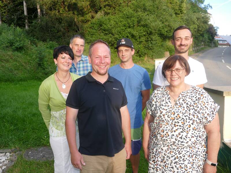 Gruppenbild der Mitglieder des Ortschaftsrates Hausen vor Wald mit der Ortsvorsteherin Ingeborg Reitze.
