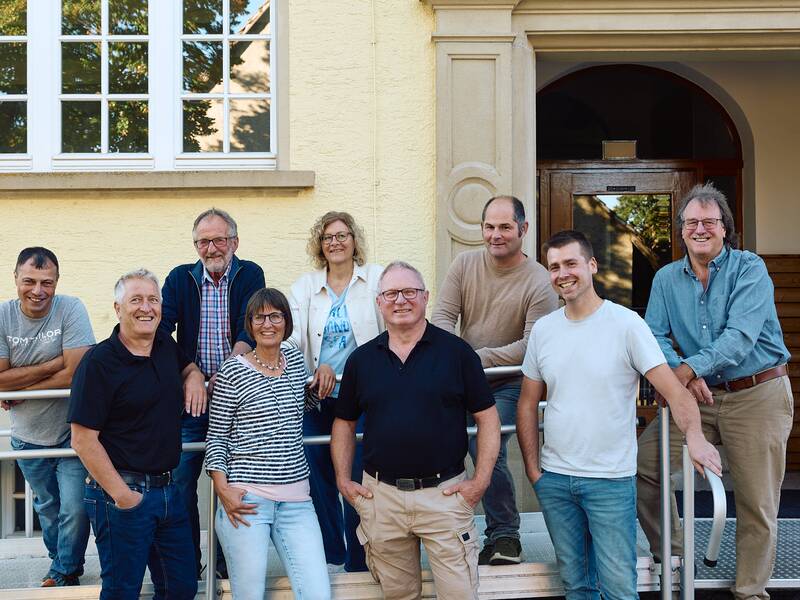 Gruppenbild der Mitglieder des Ortschaftsrates Mundelfingen mit dem Ortsvorsteher Michael Jerg vor dem Rathaus Mundelfingen.