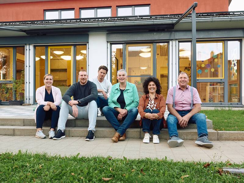 Gruppenbild der Mitglieder des Ortschaftsrates Sumpfohren mit der Ortsvorsteherin Ancilla Batsching vor der Krippengruppe Kleeblatt Sumpfohren.