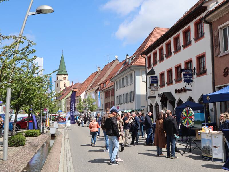 Hauptstraße von Hüfingen, im Hintergrund ist die Kirche zu sehen, am Straßenrand stehen Stände